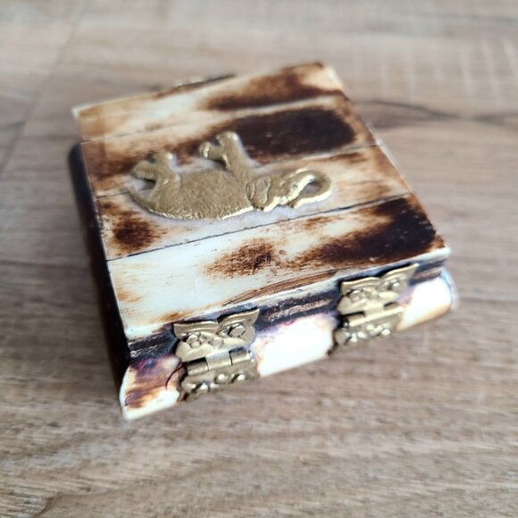 Vintage bone jewelry/trinket box with brass elephant. - Picture 9 of 11